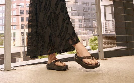 OOFOS OOMEGA OOLALA STACKED SANDAL - TITANIUM MIRROR