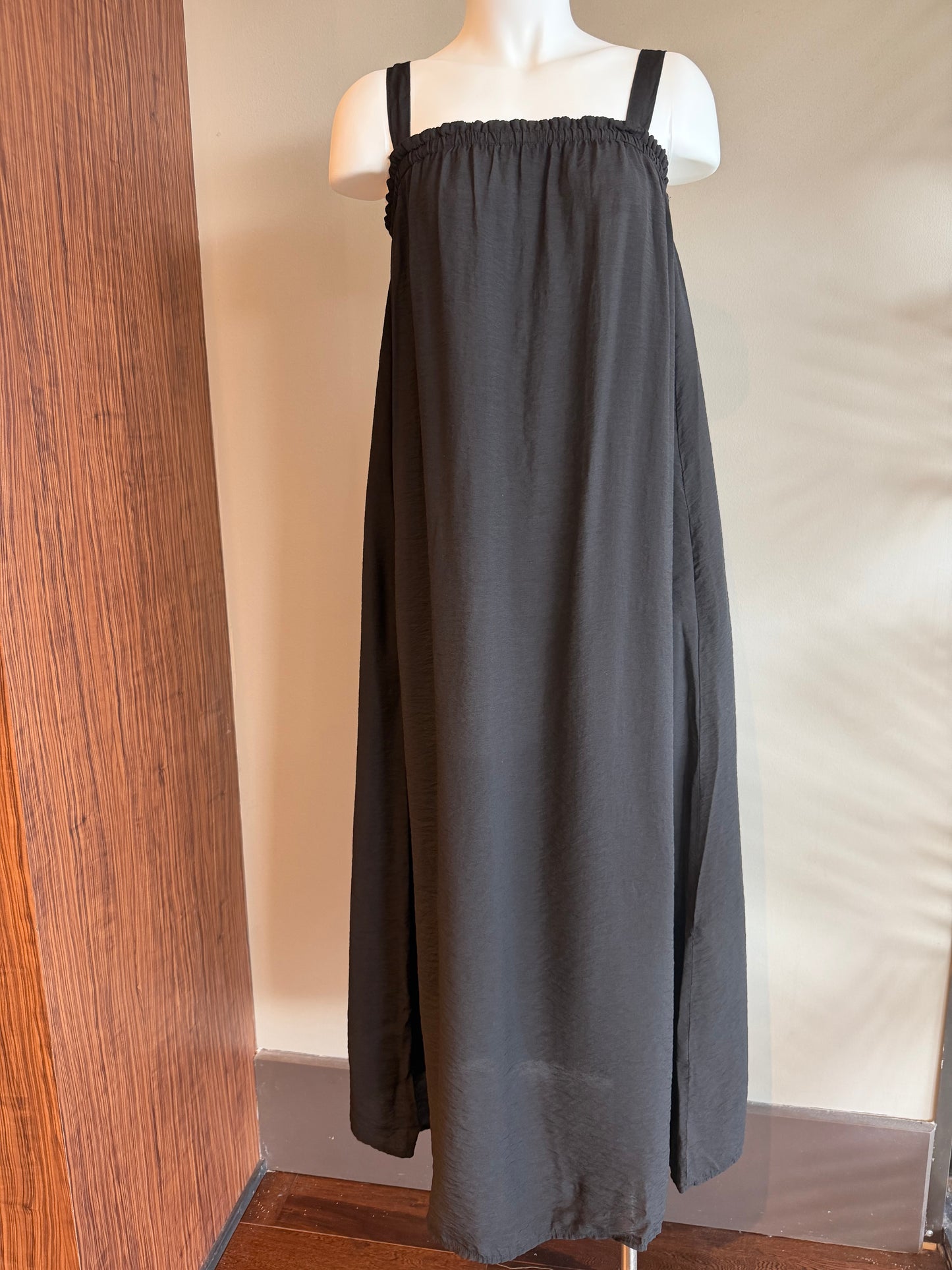 CUT LOOSE RUCHED MAXI DRESS - BLACK