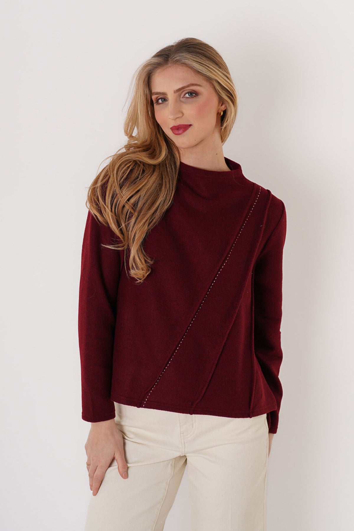 TRISHA TYLER SWEATER WITH  STITCH DETAIL - BURGUNDY